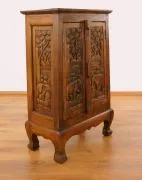 Asiatischer Schrank mit *Elefantenschnitzerei*  Nr.9 / Nr.10