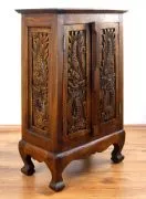 Asiatischer Schrank mit *Drachenschnitzerei*  Nr.65 und 66