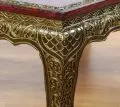 Opiumtisch mit *Glasmosaikverzierungen*