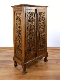 Asiatischer Schrank mit *Rosenschnitzerei*  Nr.76 / Nr.86