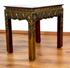 Asiatischer Tisch mit *Glasmosaikverzierungen*