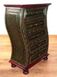 Glanzvoll geschwungene Kommode mit *Glasmosaikverzierung*  Nr.33