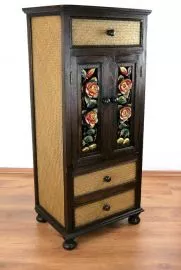 Rattanschrank mit  *bunter Schnitzerei*  Nr.7