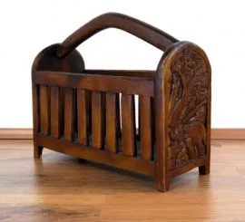 Zeitungskorb mit *Elefantenschnitzerei*